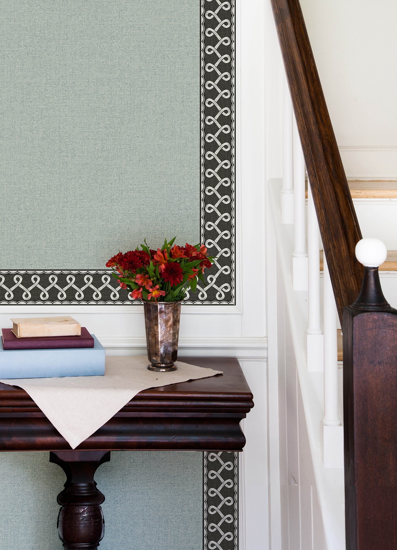 Scalloped Ribbon Black Trim Wall Border