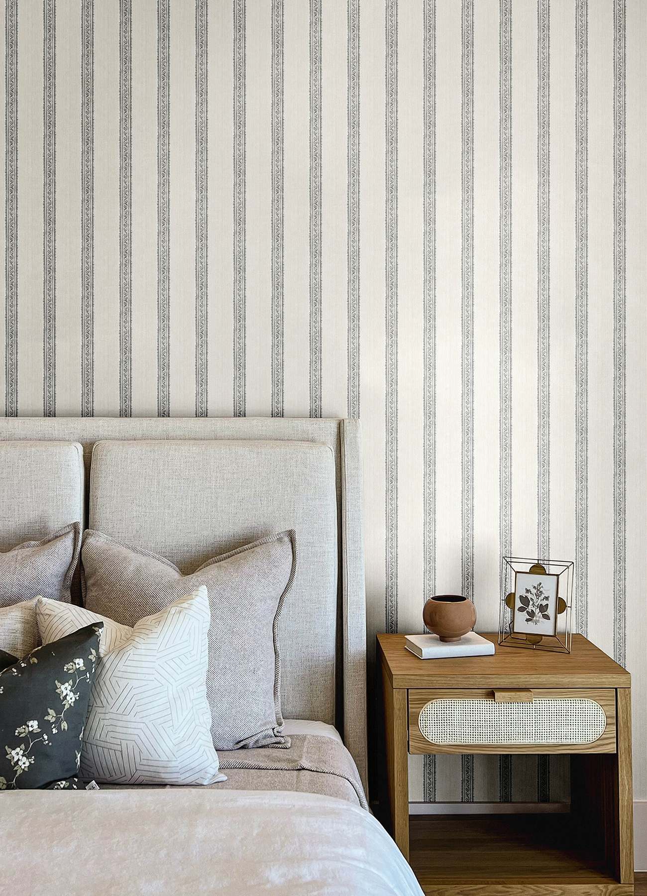 Mandevilla Black Vine Stripe Wallpaper