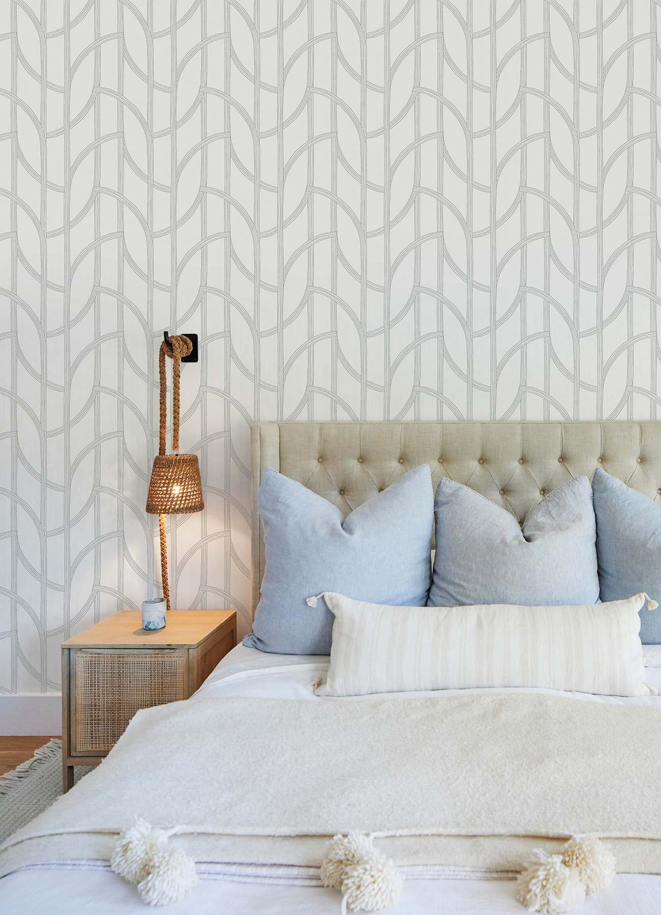 Salvo Silver Curved Contours Wallpaper